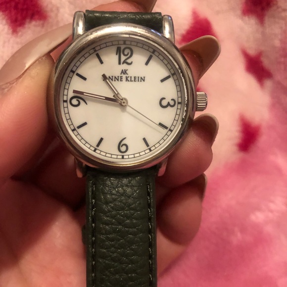 This is a beautiful Anne Klein watch - Picture 2 of 3